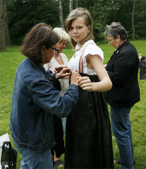 <br>Påkledning av brudedrakt fra 1810